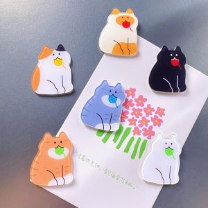 O1CN01UygbM42MK7ZbxA65n_3525089808-0-cib.jpg Colorful cat-shaped magnets on a gray background, perfect for decor and organization.